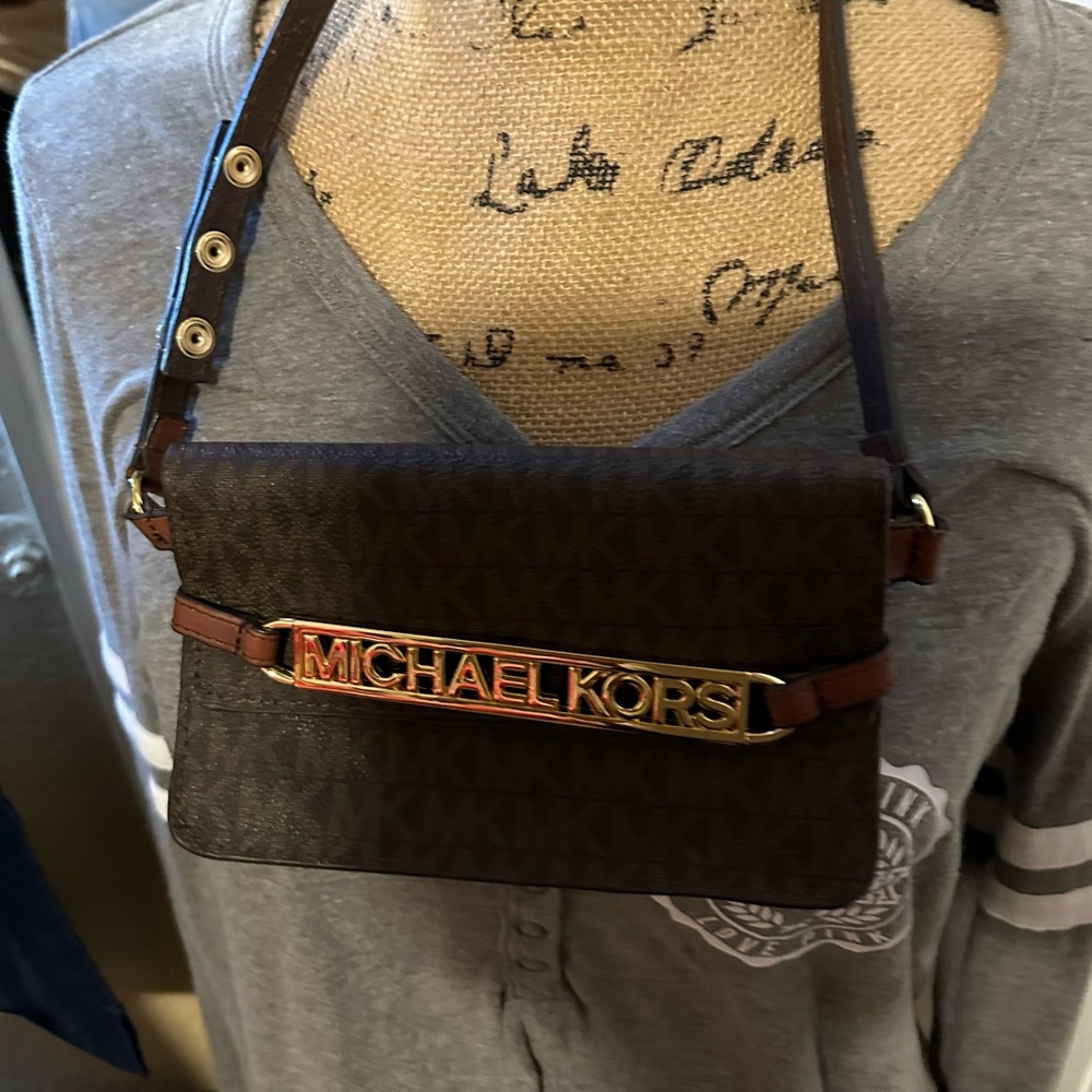 Micheal kors belt with snaps on strap.